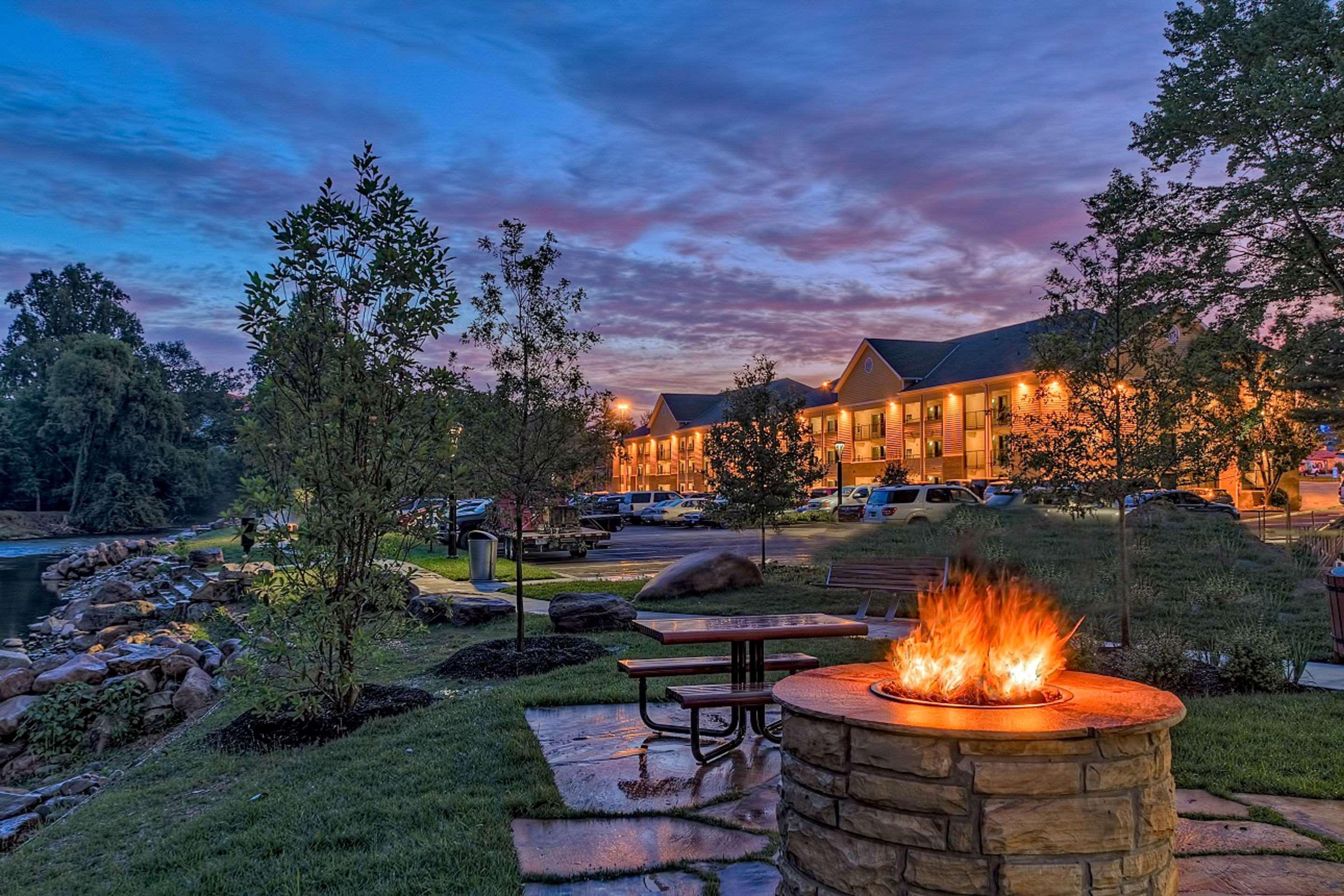 Econo Lodge Pigeon Forge Riverside Buitenkant foto